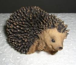 Igel in Kunstharzguss, Höhe ca. 3,5 cm - länge ca. 6 cm, Button Angebote, Code AC 33