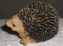 Igel in Kunstharzguss, Handbemahlt, Höhe ca. 3,5 cm - Länge ca. 6 cm, Button Angebote, Code AC 33